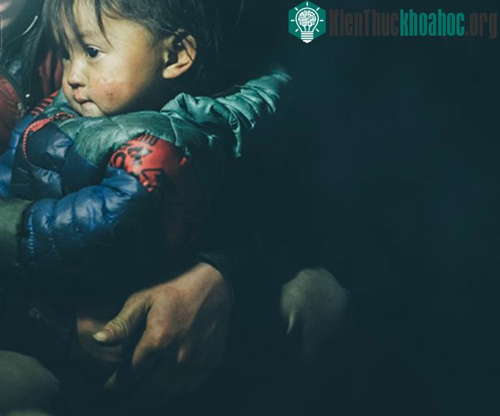 Trong những căn nhà của người dân, các em nhỏ được cha mẹ ôm để sưởi ấm