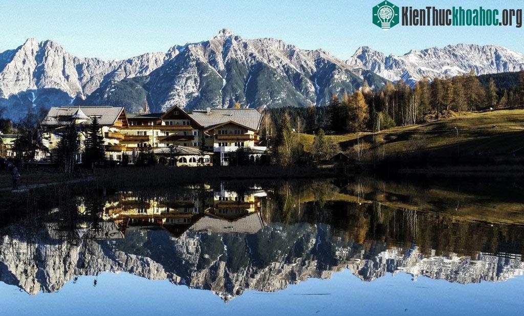 Dãy núi phản chiếu trên mặt nước của hồ nhỏ làng Seefeld, miền Tây nước Áo.