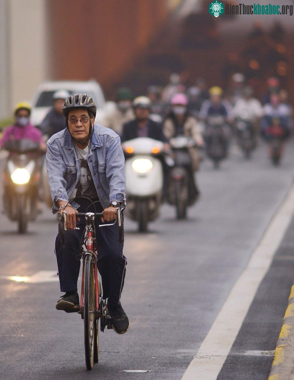Mặc dù bị cấm nhưng vẫn có người "vô tình" đi xe đạp vào.