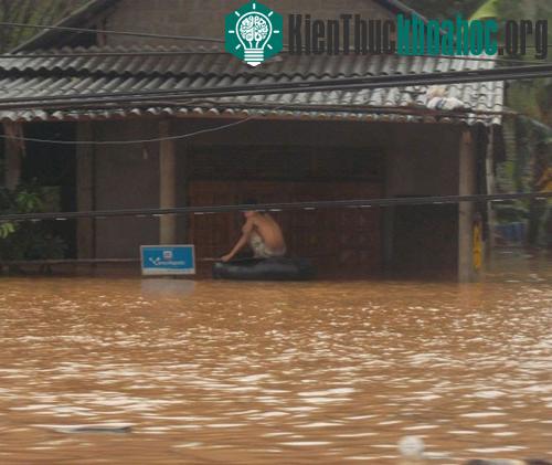 Nước lũ dâng cao khiến sinh hoạt của người dân hoàn toàn đảo lộn.