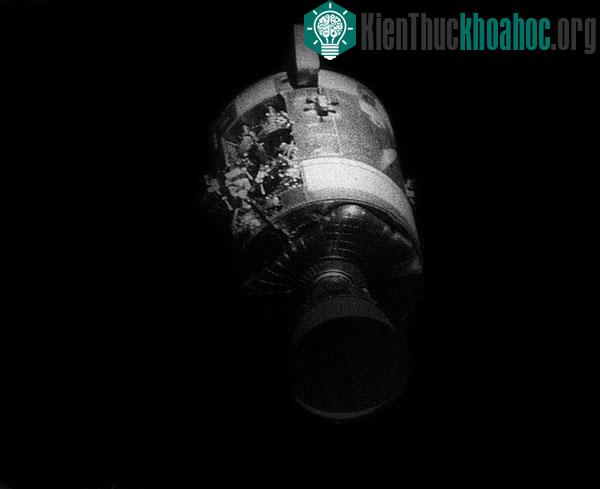 Ảnh của một khoang Apollo 13 sau khi tách rời