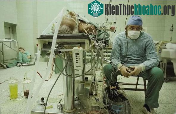 Đôi mắt khuây khỏa - Một bác sĩ phẫu thuật thở phào nhẹ nhõm sau cuộc đại phẫu ghép tim dài 23 tiếng đã thành công. Một người trợ lý của anh ngủ gục n...