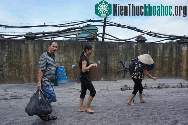 Vài cư dân trở vào nhà cũ mong vớt vát chút tài sản, vật dụng.