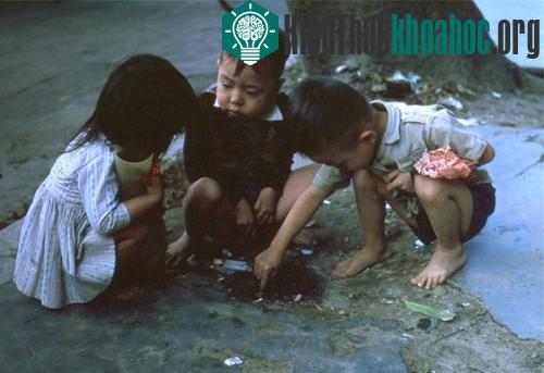 Chùm ảnh màu đăc sắc về trẻ em miền Nam, Trung trước 1975