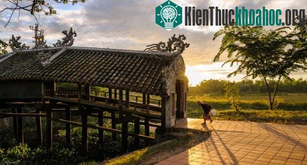 "Bình minh trên Cầu Ngói" của Nguyễn Mạnh Hoàng. Cảnh bà cụ đi qua cây cầu cổ nối hai bên bờ kênh tại Cầu Ngói Thanh Toàn, xã Thủy Thanh, th...