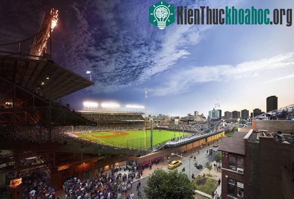 Sân vận động Wrigley ở Chicago khán đài vẫn chật kín người xem bất chấp là sáng hay tối.