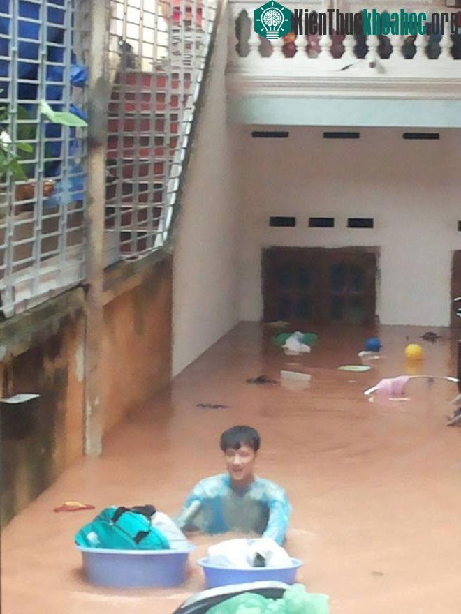 Các gia đình phải di chuyển đồ dùng ra bên ngoài do nước ngày càng lên cao. Cơ quan Khí tượng dự báo, mực nước trên sông Kỳ Cùng tiếp tục xuống. Trong...