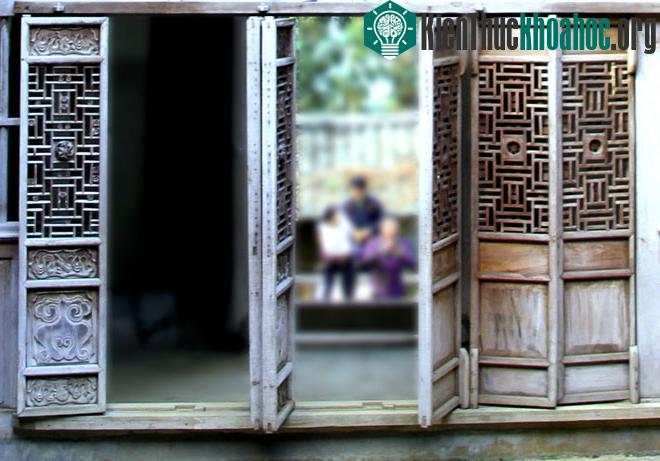 Cửa bằng gỗ thông, được chạm khắc hoa văn độc đáo. Ngoài những bông hoa đào, dễ nhận thấy trên mỗi cánh cửa là một bông hoa thuốc phiện to.