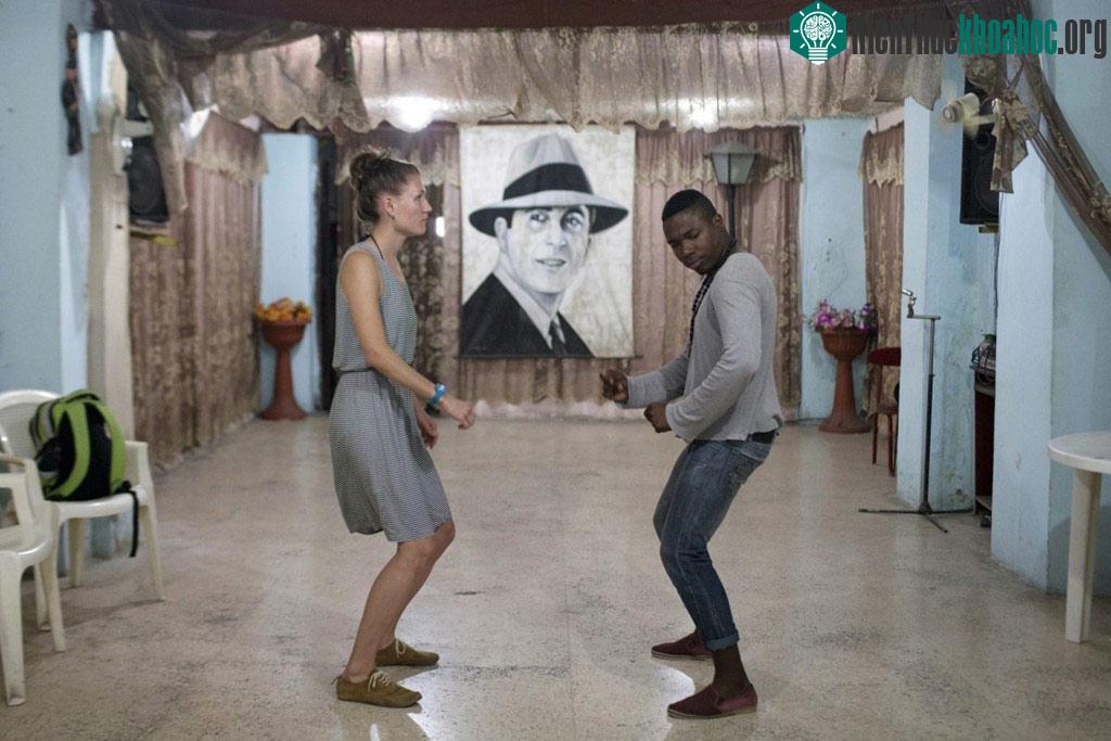 Ariel Dominguez, giáo viên dạy nhảy salsa, hướng dẫn cho một học viên.