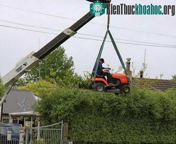 Sự kết hợp giữa cần cẩu và máy cắt cỏ
