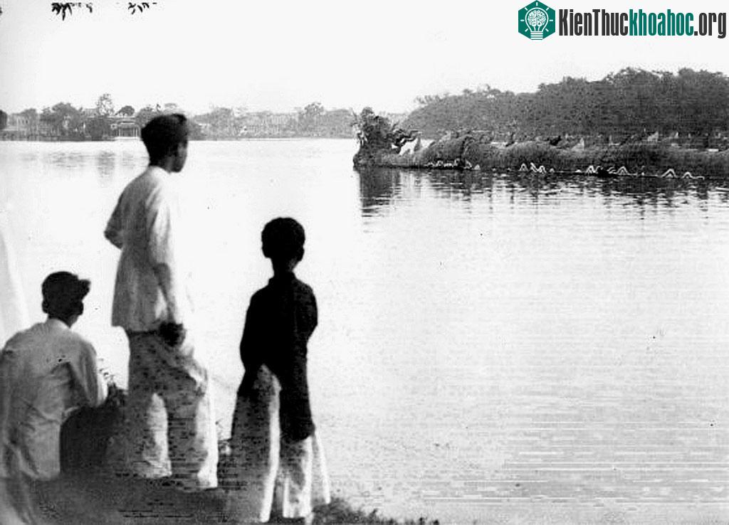 Thuyền rồng trên Hồ Gươm