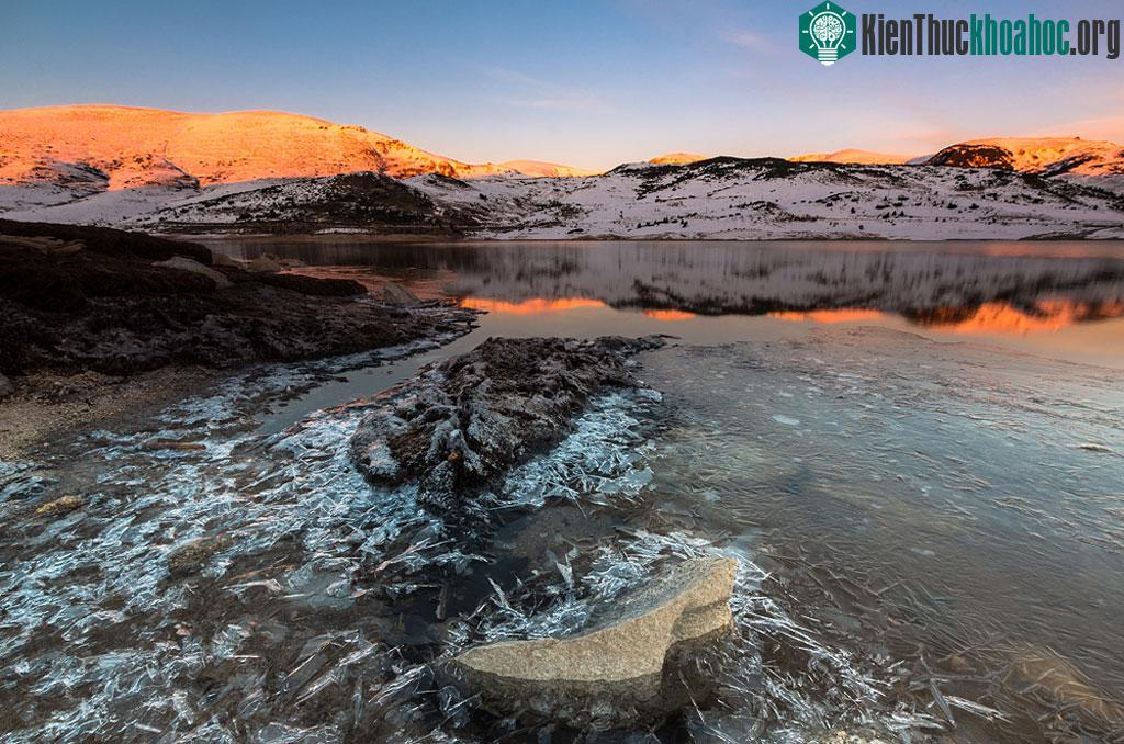 Hồ Belmeken ở công viên quốc gia Rila, Bulgaria, khi mặt trời lên.