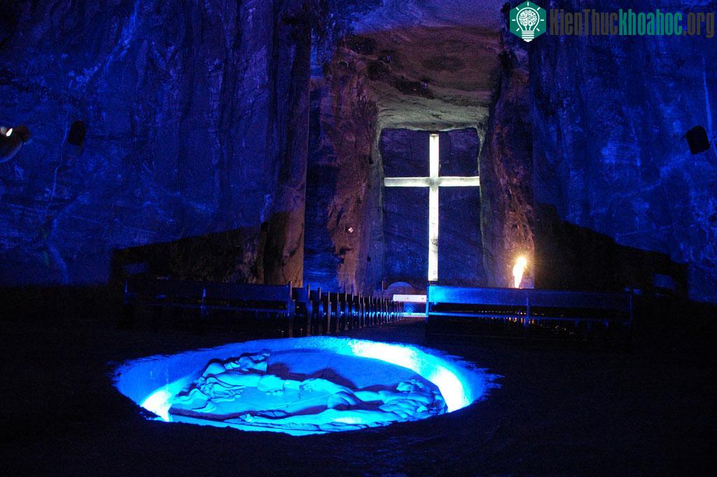 Nhà thờ muối, Colombia: Nằm ở độ sâu 180 m so với mặt đất, nhà thờ này là một kỳ công, với những bức tượng được tạc từ muối và một cây thánh giá khổng...