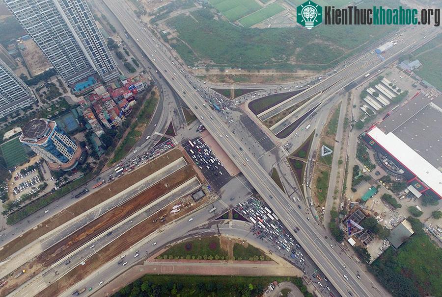 Cũng trong sáng nay, Hà Nội khánh thành hầm chui Trung Hòa (nút giao đại lộ Thăng Long, Trần Duy Hưng). Hướng đi từ Trần Duy Hưng đến Đại lộ Thăng Lon...