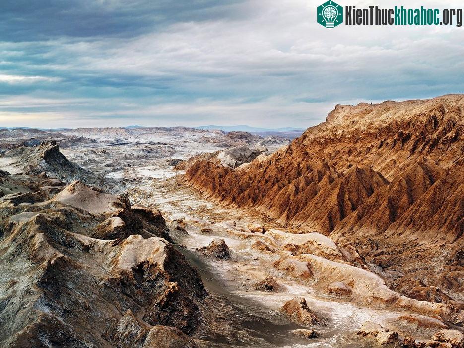 Valle de la Luna (thung lũng Mặt Trăng), Chile: Cảnh quan ở đây đúng như tên gọi, trông giống như trên mặt trăng với những đỉnh núi lởm chởm, sông ngò...
