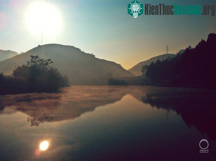Bình minh soi bóng trên hồ Mộc Châu- (Ảnh: Ồ Studio)