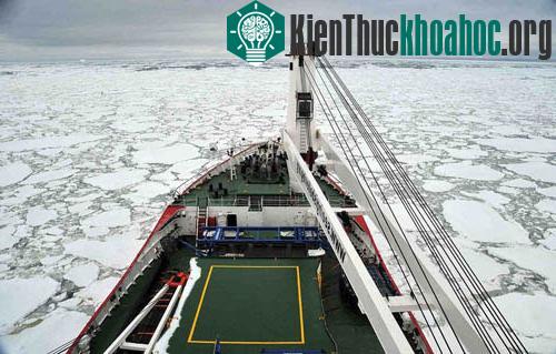 Nhà thám hiểm Sir Ranulph Fiennes cùng 5 thành viên khác trong đoàn thực hiện chuyến thám hiểm xuyên Nam Cực, khám phá một trong những khu vực bí ẩn n...
