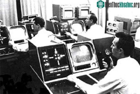 Trạm điều khiển trung tâm tại Trái đất