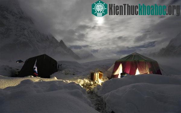 Ánh trăng mờ ảo trên khu vực phủ đầy tuyết ở Concordia, nơi hợp lưu của hai con sông băng Baltoro và Godwin-Austen, gần ngọn núi cao thứ hai thế giới ...