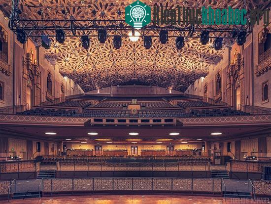 9. Rạp Fox với trần nhà thiết kế tinh xảo tại Oakland, Mỹ.