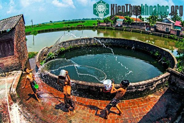 Trẻ nô đùa và tắm mát ở giếng xóm Lươn, xã Đại Đồng, huyện Thạch Thất.
