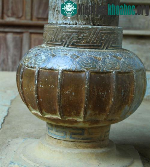 Những chân cột nhà bằng quả cầu đá, hình quả anh túc. Tương truyền, những thợ giỏi nhất ở Vân Nam thời đó chạm khắc rồi dùng bạc trắng mài cho bóng ch...