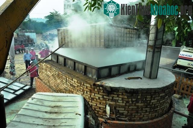 Theo dự kiến, chiếc bánh chưng "khủng" này sẽ được nấu trong 70 giờ. Sau khi làm lễ vật dâng lên Quốc tổ Hùng Vương, chiếc bánh sẽ được cắt ...