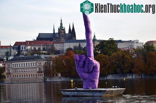 Một bức tượng khó hiểu của nghệ sĩ người Czech David Černý