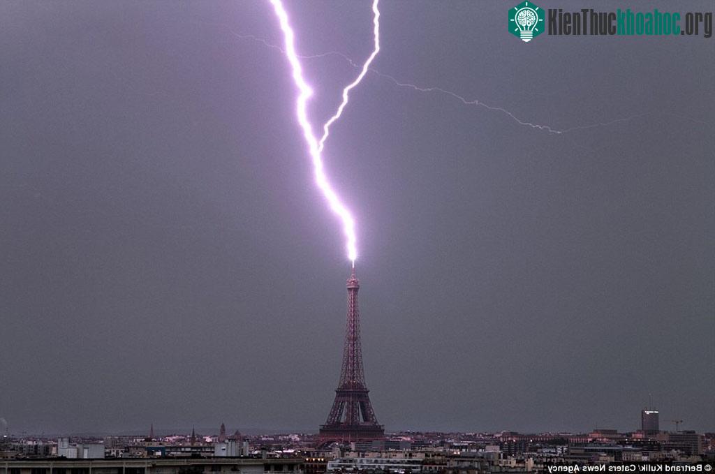 Sét chùm đánh trúng đỉnh tháp Eiffel ở thành phố Paris, Pháp.