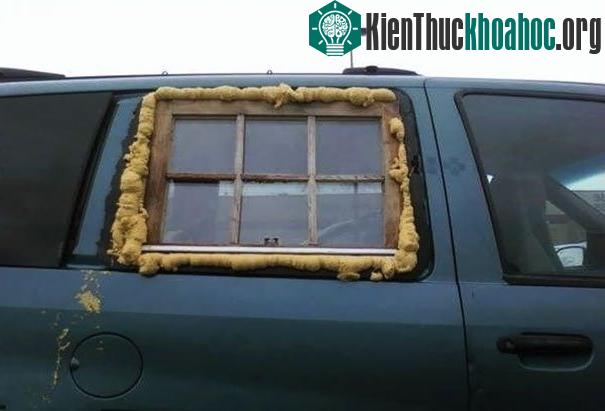 Kính của chiếc ô tô này trông như cửa sổ vậy