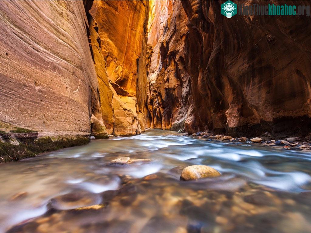 Khe Narrows là đoạn hẹp nhất của hẻm núi Zion, thuộc công viên quốc gia Zion, Utah. Khe núi này có vách đá dựng đứng cao tới 300 m, với dòng sông chảy...