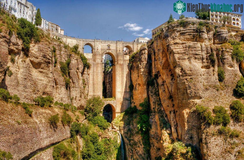 Cây cầu nổi tiếng Guadalevín tại Ronda, Malaga, Tây Ban Nha.