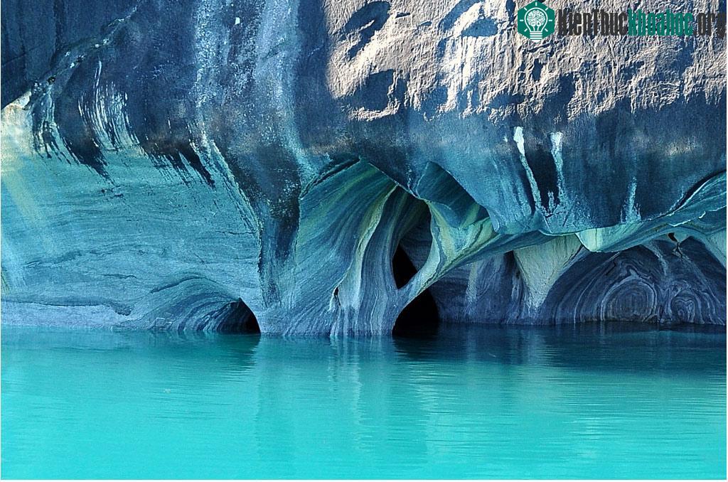 Catedral de Marmol nằm ở Chile, hình thành do sự xói mòn của canxi carbonat (CaCO3) tại các bờ hồ General Carrera. Catedral de Marmol có nghĩa là &quo...