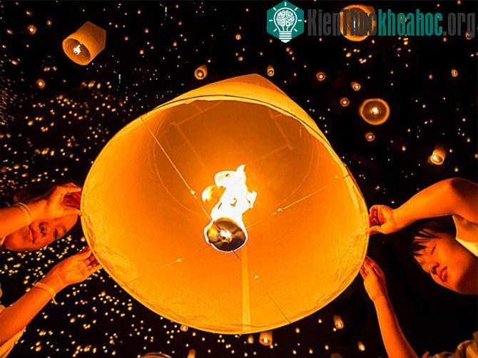 Lễ hội thả đèn hoa đăng ở Chiang Mai, Thái Lan.