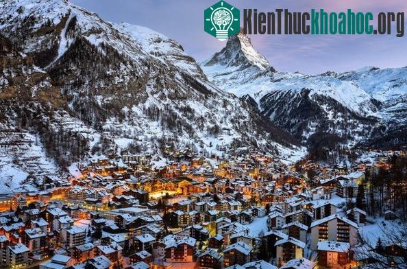 Khung cảnh buổi sáng ở chân núi Matterhorn - Thụy Sỹ. (Tác giả: Andrey Omelyanchuk).