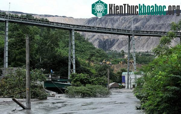 Núi chất thải của Công ty CP than Mông Dương nơi dòng bùn đất chảy xuống vùi lấp khu dân cư.