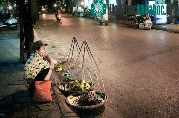Hầu hết người bán hàng đều là người dân tỉnh lẻ hoặc vùng lân cận Hà Nội. Hàng ngày, cứ sáng sớm tinh mơ khi trời chưa tỏ, người bán hàng đã thức dậy ...
