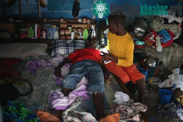 Một cậu bé chăm sóc bố nghi nhiễm Ebola trong chính ngôi nhà của họ. Tình cảnh nghèo nàn và lạc hậu khiến nỗ lực ngăn ngừa đại dịch Ebola tồi tệ nhất ...
