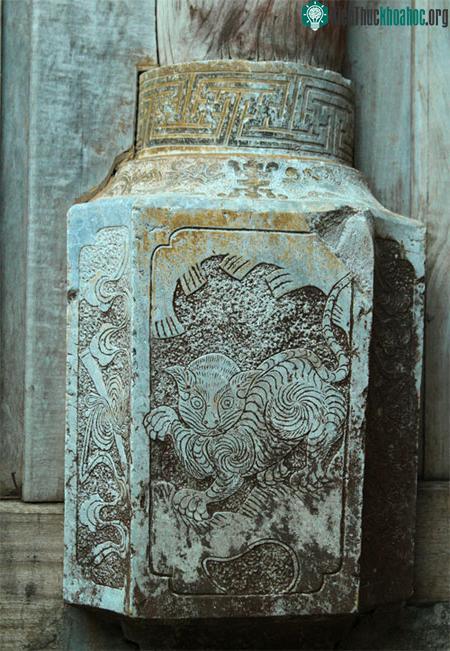 Những chân cột khác cũng bằng đá xanh và được vẽ hoa văn hình con hổ, rồng phượng...