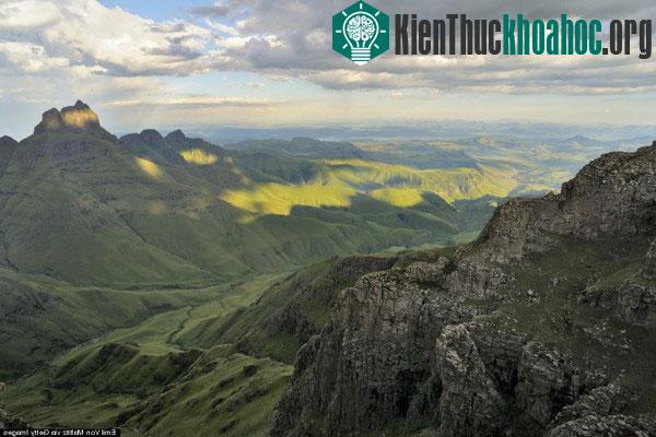 Khung cảnh núi Drakensberg chụp trên cao.