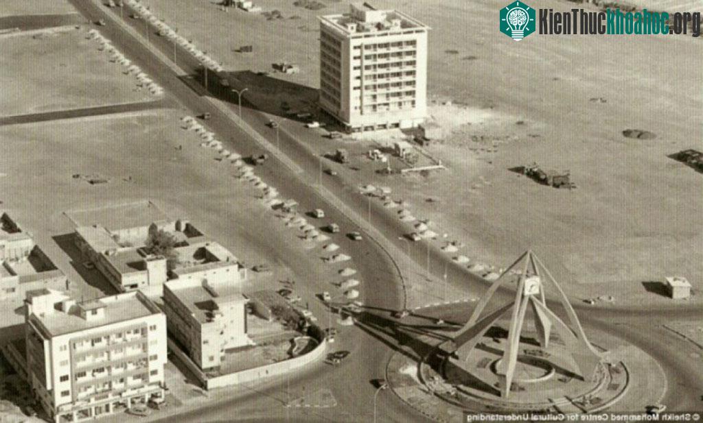 Tháp đồng hồ Dubai.
