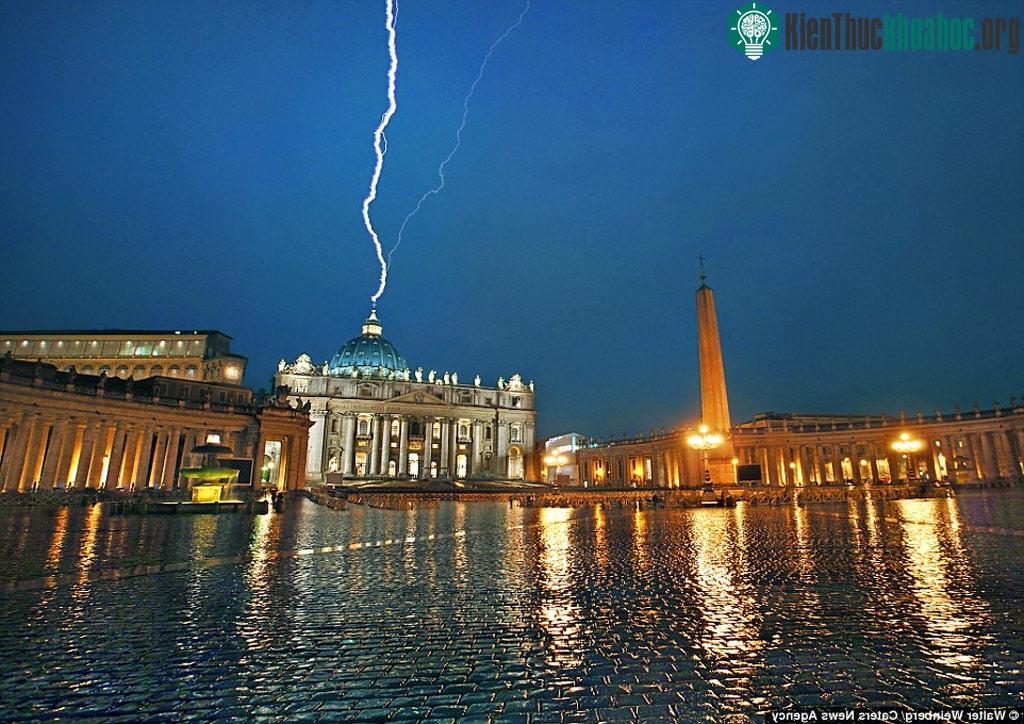 Tia sét như vệt khỏi bốc lên từ đỉnh mái vòm của tòa nhà ở Vatican.