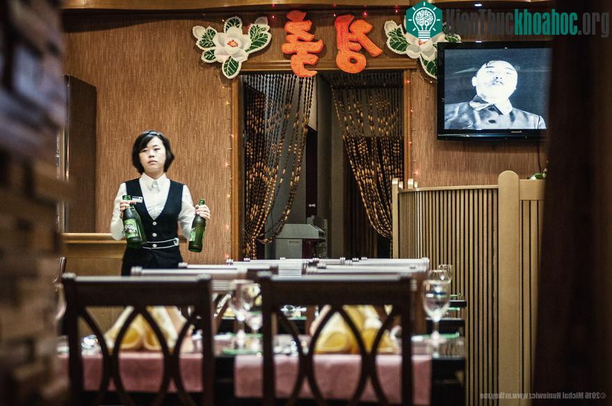 Thật khó để nói chuyện lâu với người dân ở đây vì họ có vẻ rất dè chừng với người lạ