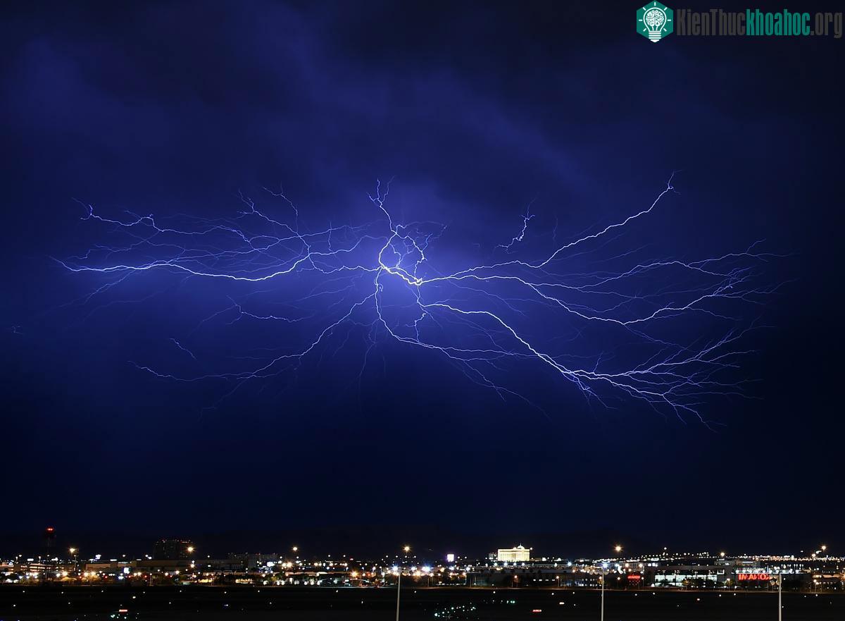 Sấm sét trên bàu trời ở Las Vegas, Nevada, 07/07/2015. Cơn mưa giông nặng hạt và có cả mưa đá kéo dài khiến cho một phần của vùng thung lũng bị ngập đ...