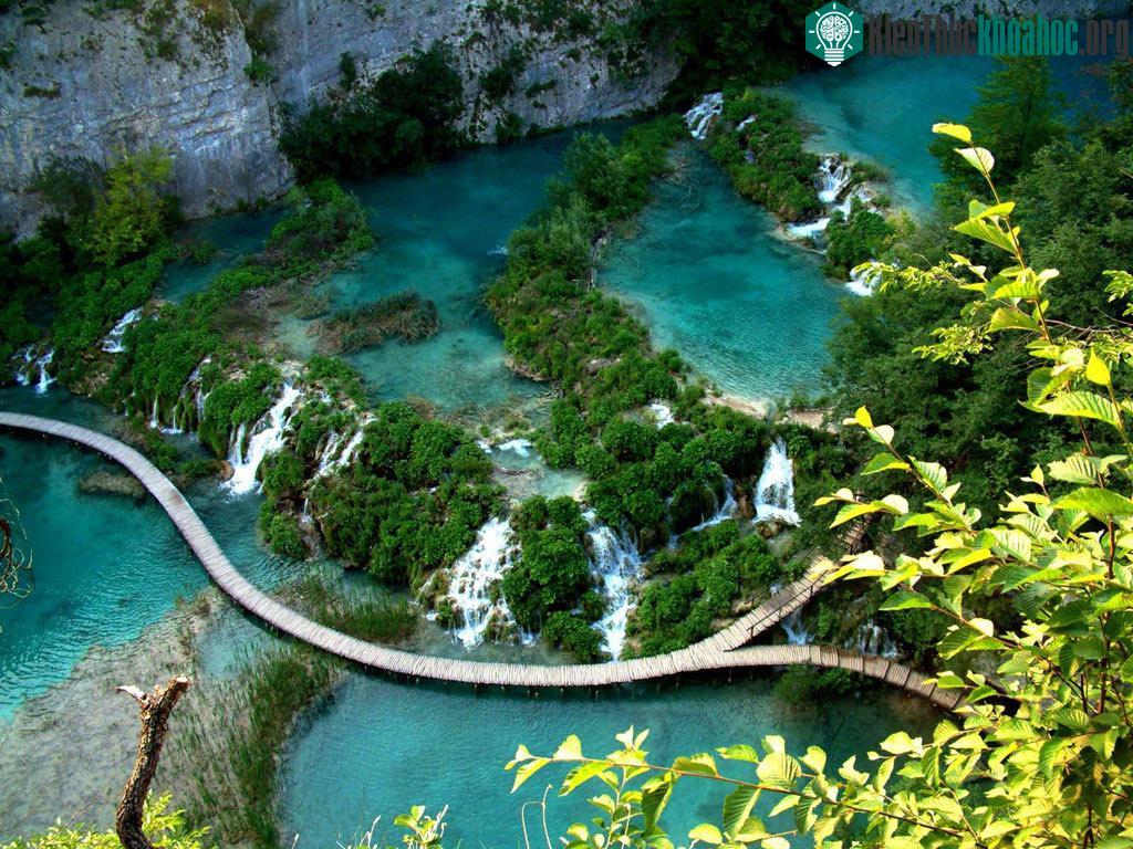 Đường mòn qua hồ Plitvice ở Croatia