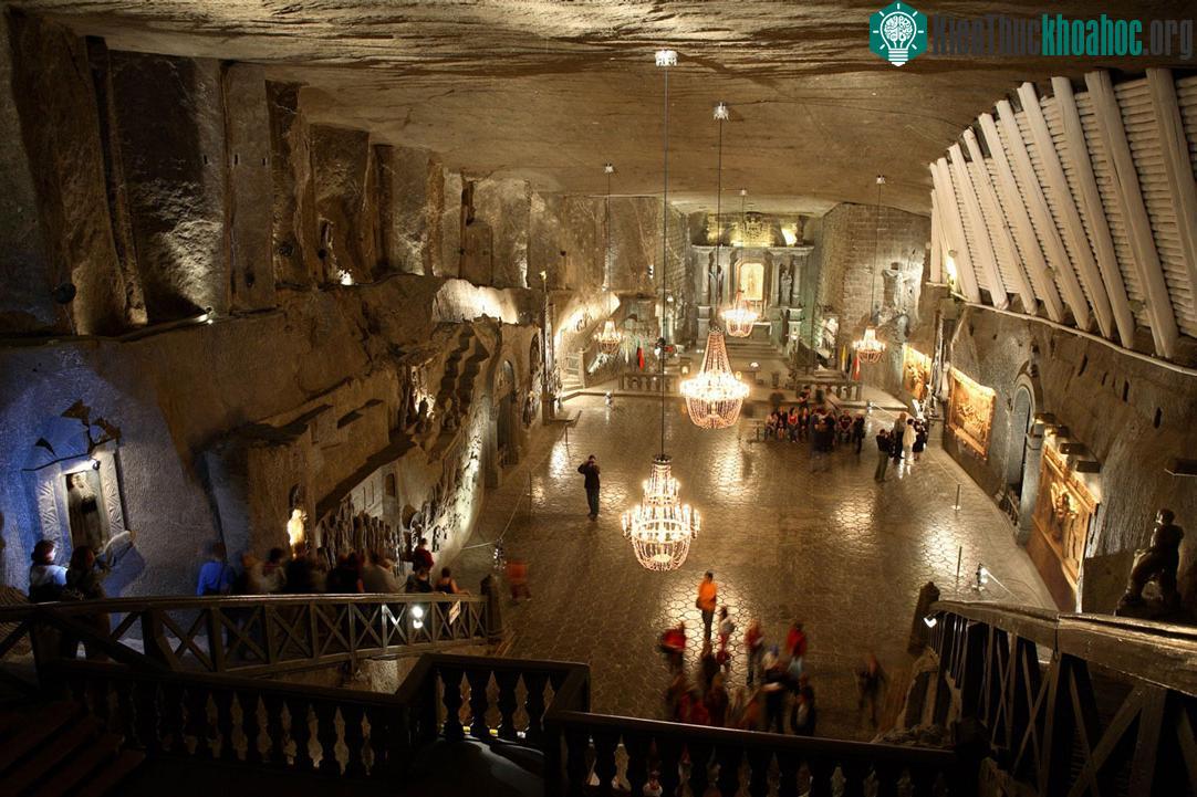 Mỏ muối Wieliczka, Ba Lan: Mỏ muối Wieliczka là điểm tham quan lớn nhất Ba Lan, với hàng trăm cây số đường hầm. Một viện điều dưỡng nằm sâu dưới lòng ...