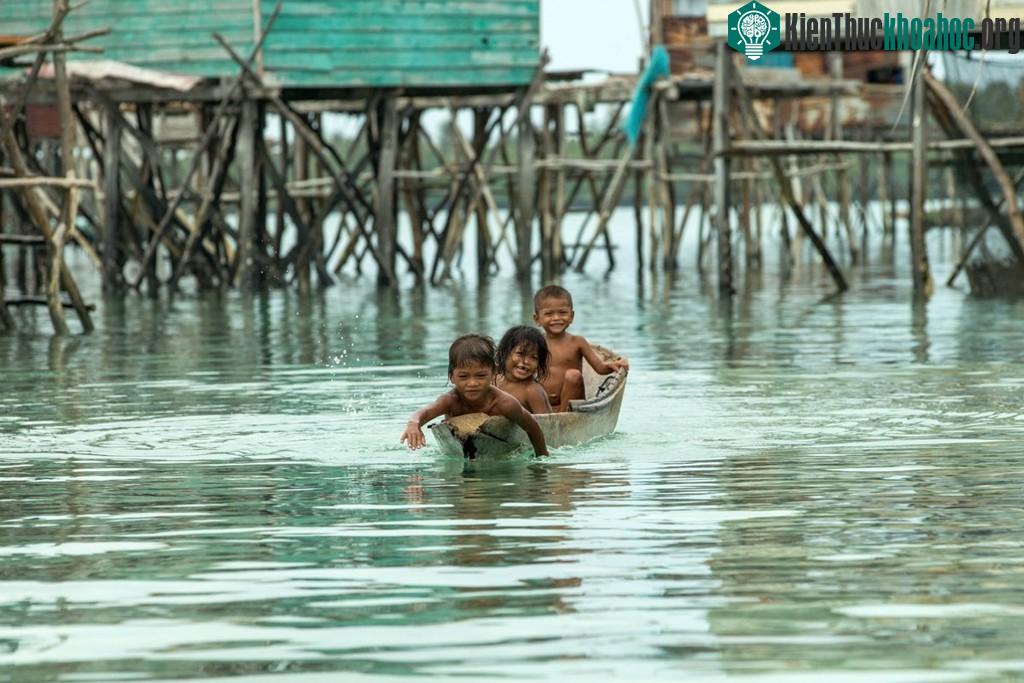Làng Omadal có quy mô lớn hơn, gồm 70 gia đình sống trên những túp lều nối với nhau bằng những cây cầu.