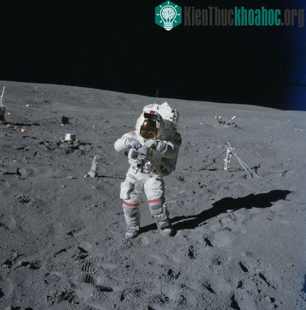 Phi hành gia John Young của Apollo 16