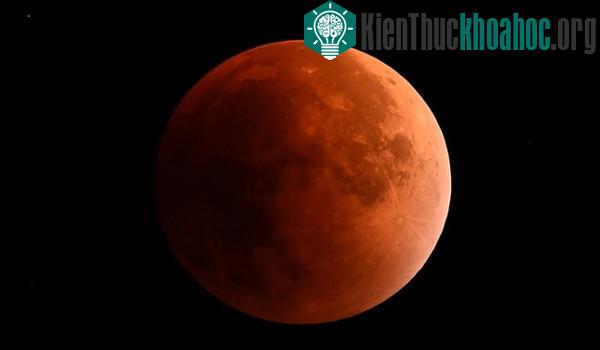 Siêu trăng máu có thể quan sát rõ từ các nước châu Mỹ, châu Âu, châu Phi, Tây Á và phía đông Thái Bình Dương. Đây là kết quả khi Mặt Trời, Trái Đất và...
