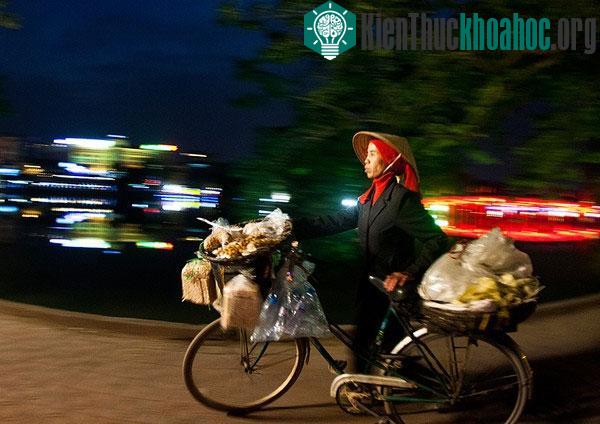 Hà Nội có thể già đi hay hiện đại hơn, nhưng những gánh hàng rong chẳng bao giờ cũ. Hàng rong có tự bao giờ, chẳng ai hay. Chỉ biết rằng một Hà Nội ng...
